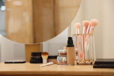 Farklı makyaj ürünleri ve kapalı mekandaki gösteriş fırçaları, yakın çekim