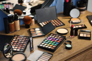 Kapalı mekanda, kapalı mekanda farklı makyaj ürünleri