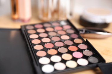 Kapalı alanda ahşap gösteriş üzerine farklı makyaj ürünleri.