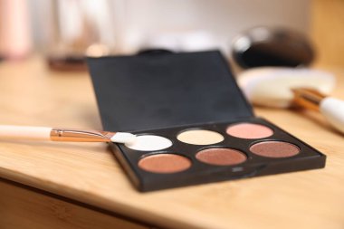 Kapalı alanda ahşap gösteriş üzerine farklı makyaj ürünleri.