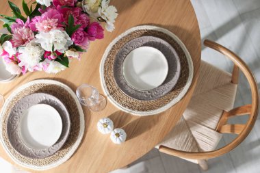 İçinde şakayık demeti olan güzel bir masa, manzaralı.