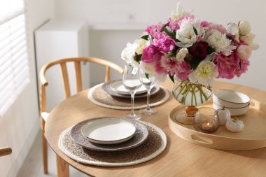 Yemek odasında şakayık demeti olan güzel bir masa, yakın plan.