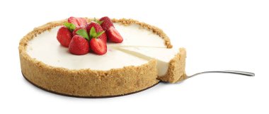 Çilekli, naneli ve sunuculu leziz peynirli kek.