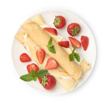 Kremalı, çilekli ve naneli krepler beyaza izole edilmiş.
