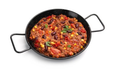 Lezzetli biberli makarna, beyaz tencereye izole edilmiş.