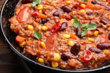 Ahşap masadaki pişirme kabında leziz biber, yakın plan.