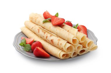 Çilekli leziz krepler ve beyaz üzerine izole edilmiş nane şekeri.