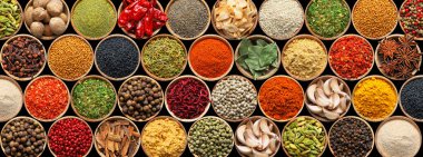 Siyah arka plandaki kaselerde farklı aromatik baharatlar seti. Pankart tasarımı