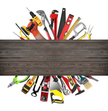 Tahtadan çıkan testereler ve diğer ekipmanlar beyaz arka planda, hazır.