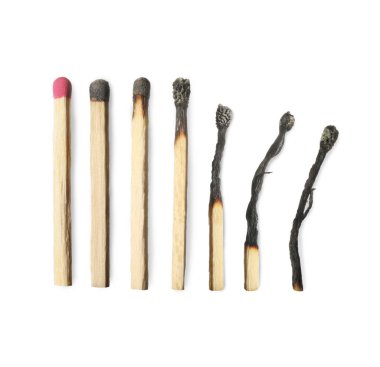 Beyaz arkaplanda eşleşmeler, kolaj ile bütünden tamamen yanmış aşamalar