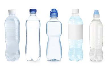 Beyaz arka planda su bulunan plastik şişeler, hazır.