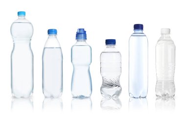 Beyaz arka planda su bulunan plastik şişeler, hazır.