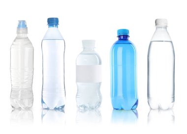 Beyaz arka planda su bulunan plastik şişeler, hazır.