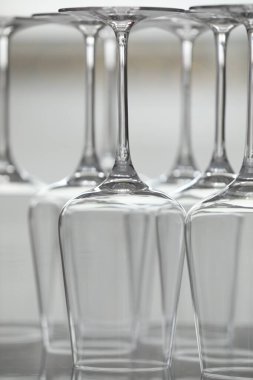 Ayna yüzeyinde ters çevrilmiş boş bardaklar, bulanık arka plan, yakın plan