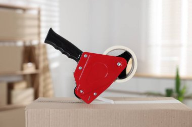 Kapalı alandaki karton kutuda yapıştırıcı bantlı şeker kutusu.