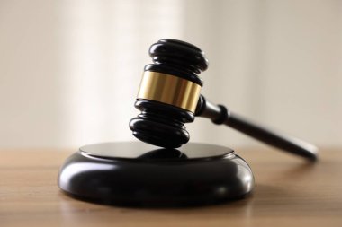 Hakimin tokmağı ahşap masada, arka planda ışığa karşı, yakın plan.