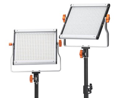 Profesyonel ışıklandırma ekipmanları beyaza izole edilmiş. Fotoğraf stüdyosu aracı