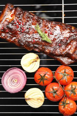 Biberiyeli, soğanlı ve domatesli leziz domuz pirzolası.