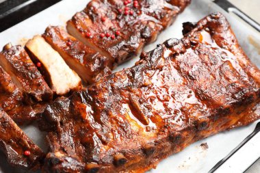 Pişirme tepsisinde nefis pirzola, yakın plan.