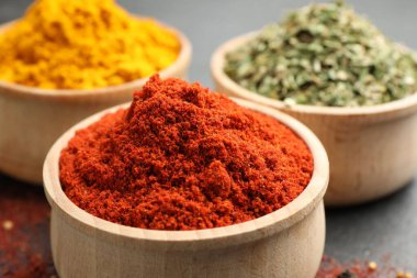 Siyah masada farklı aromatik baharatlar, yakın plan.