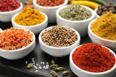 Masada farklı aromatik baharatlar var, yakın plan.