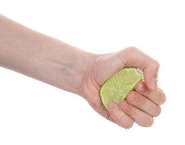 Beyaz arka planda limon sıkan kadın, yakın plan.
