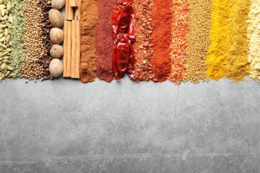 Gri masada bir sürü farklı baharat var. Metin için boşluk