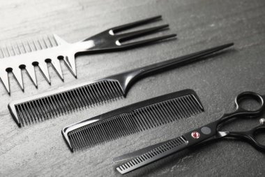 Siyah masada farklı berber aletleri, yakın plan.