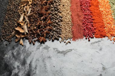 Siyah masada birçok farklı baharat var, yakından. Metin için boşluk