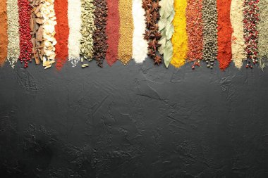 Siyah masada bir sürü farklı baharat var. Metin için boşluk