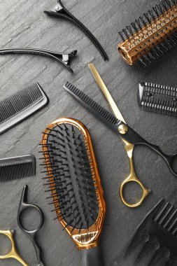 Farklı kuaför aletleri koyu masa, düz yatıyordu