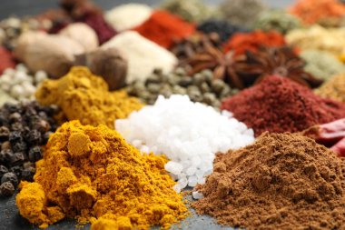 Arkaplan olarak farklı aromatik baharatlar, yakın plan görünüm