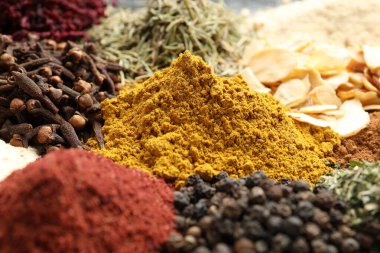 Arkaplan olarak birçok farklı baharat, yakın görünüm