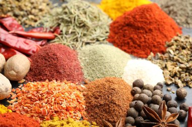 Masada birçok farklı baharat var, yakın plan görünüm