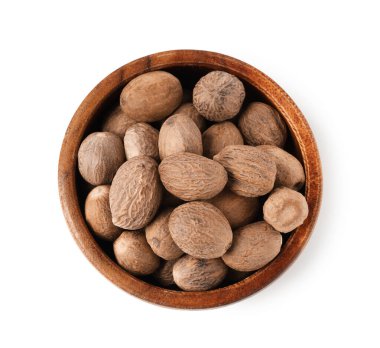 Kabın içindeki fındıklar beyazda izole, üst manzara