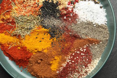 Masada farklı aromatik baharatlar, üst görünüm