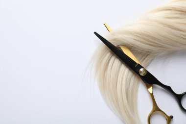 Beyaz arka planda saç tokası ve makas, üst manzara. Metin için boşluk