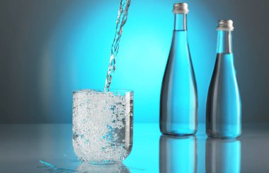 Açık mavi gradyan arkaplana karşı cam masaya su dökerek. Arka ışıklandırma