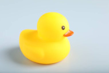 Beyaz arka planda sevimli bir plastik ördek, yakın plan. Metin için boşluk