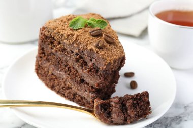 Kahve çekirdekli, nane ve çatallı lezzetli çikolatalı kek, yakın plan.