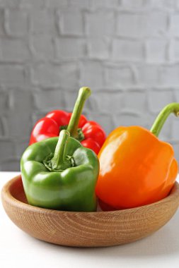 Beyaz masada olgun renkli dolmalık biberler. Metin için boşluk