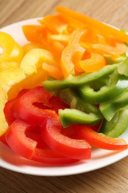 Tahta masada taze dolmalık biber dilimleri, yakın plan.