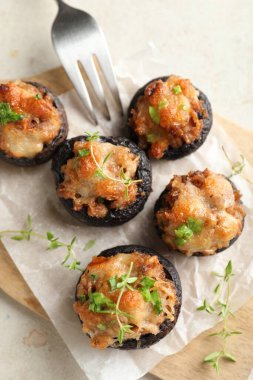 Işık masasında servis edilen lezzetli mantarlar.