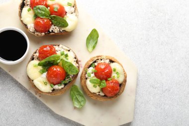 Işık masasında servis edilen lezzetli mantarlar, üst manzara. Metin için boşluk