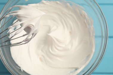 Masanın üstünde çırpılmış krema ile çırpın.