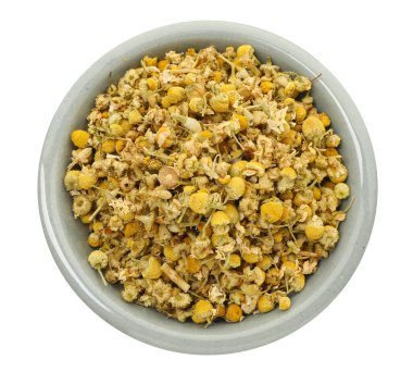 Kuru papatya çiçekleri beyaz kasede izole, üst manzara