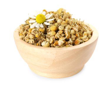 Kuru ve taze papatya çiçekleri beyaz kasede izole edilmiş.