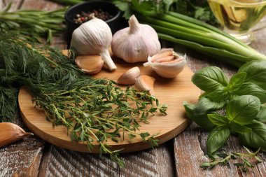 Tahta masada farklı taze otlar ve baharatlar.