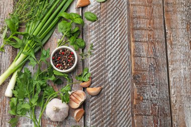 Farklı taze otlar ve baharatlar ahşap masada, düz yerde. Metin için boşluk