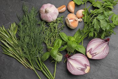 Siyah masada farklı otlar ve baharatlar var.